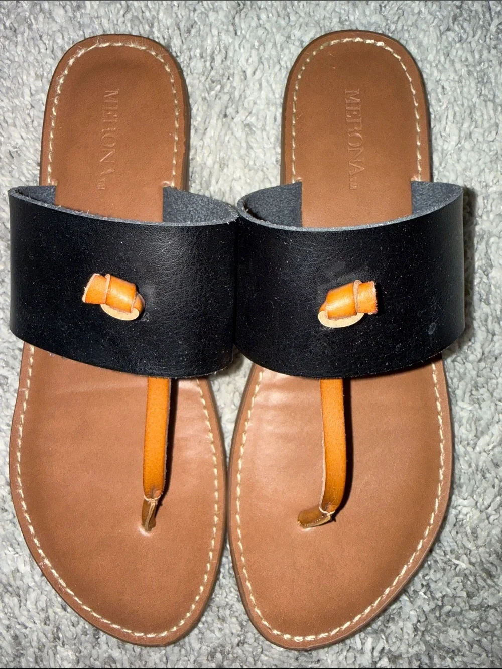 Merona Black Leather thong Sandals with Tan Footbed summer beach casual classic